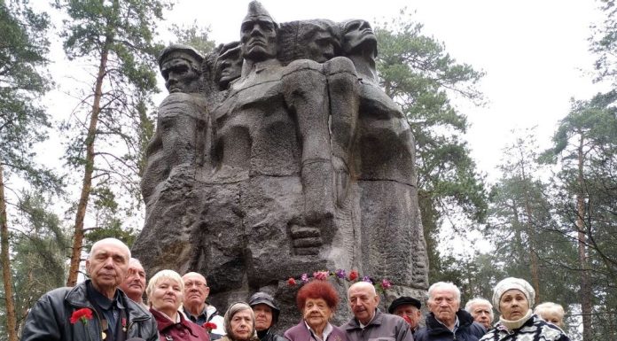 В Дарницькому лісі біля пам’ятника "Закатованим у Дарницькому концтаборі"