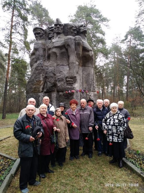 В Дарницькому лісі біля пам’ятника "Закатованим у Дарницькому концтаборі"